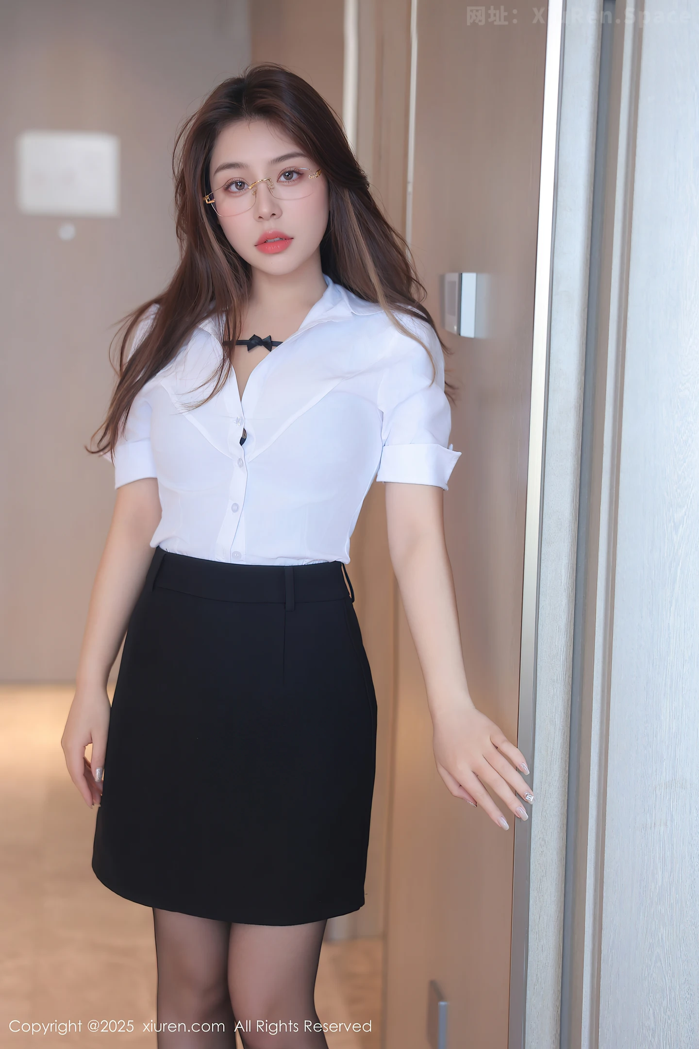 图片[2]-[XiuRen秀人网] VOL.10204 新人模特云璎珞性感OL服饰露黑色内衣配黑丝吊袜秀美腿诱惑写真76P-秀人网官方网站